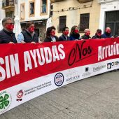 Los representantes de la patronal de la hostelería, este viernes, en el centro de Sevilla