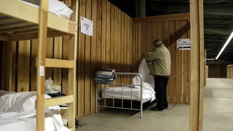 Aquesta tardor han habilitat el Palau de Fires de Girona per a sense sostres. Aquesta tardor han habilitat el Palau de Fires de Girona per a sense sostres.