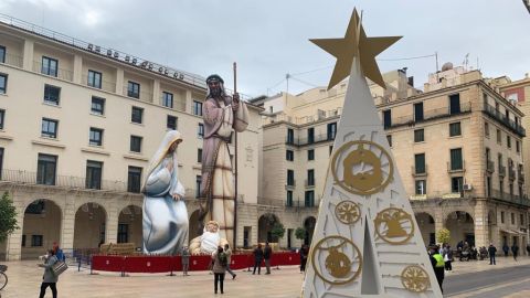 El foto-punto con la A de Alicante instalado en la Plaza del Ayuntamiento