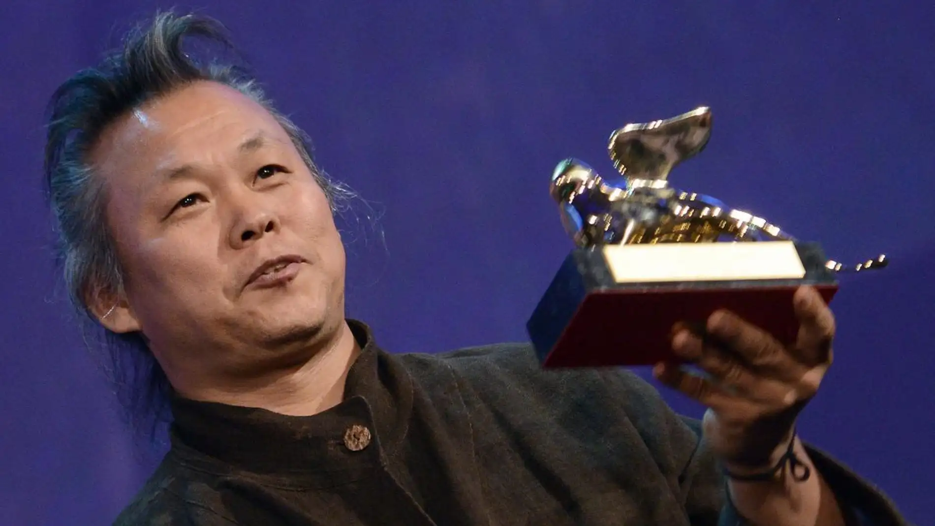 El director surcoreano Kim ki-duk sostiene el León de Oro que ganó en la Mostra de Venecia por 'Pietà' en 2012