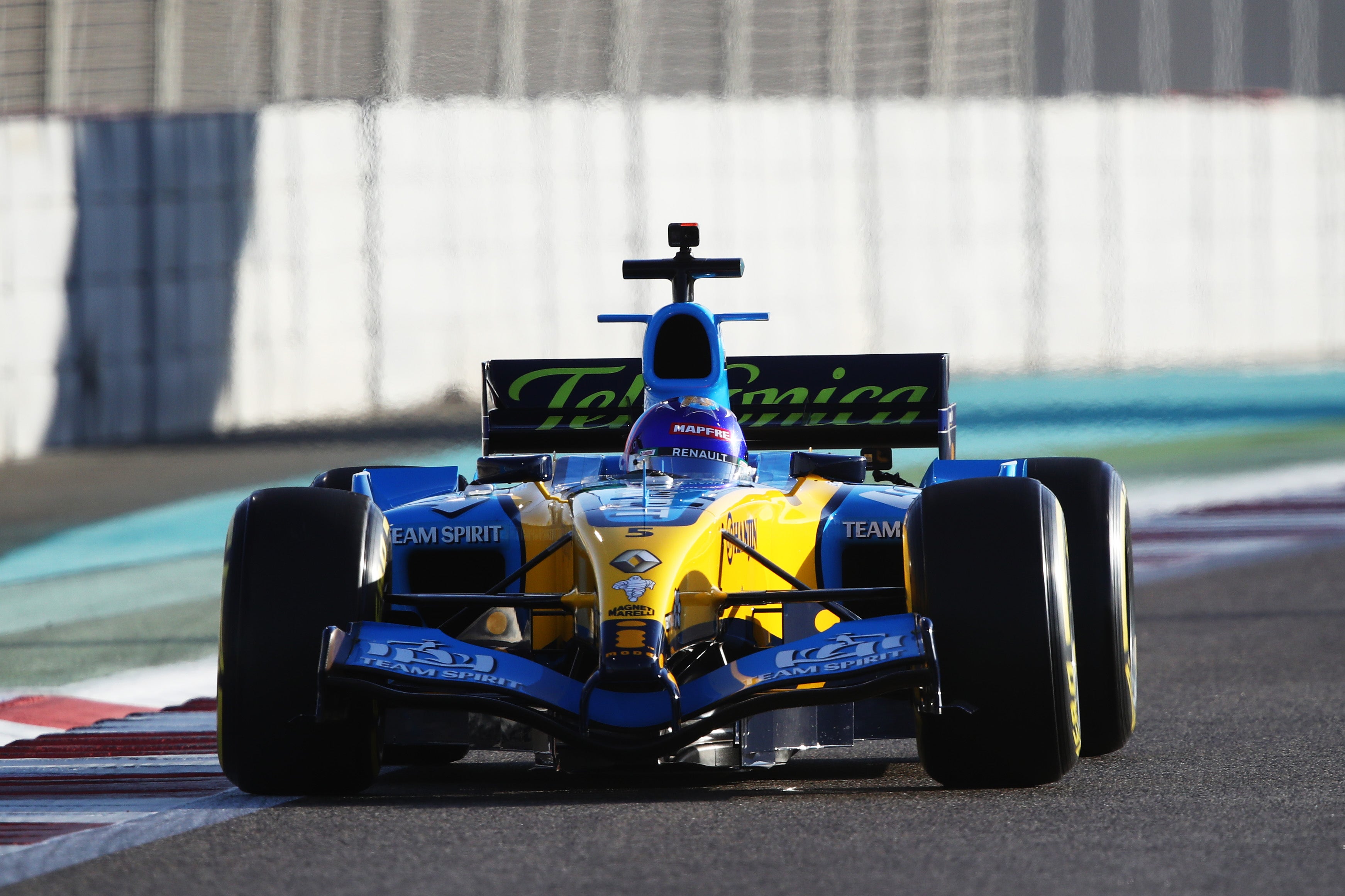 Fernando Alonso vuelve a pilotar el R25 con el que ganó su primer Mundial de F1 en 2005 Fernando Alonso vuelve a pilotar el R25 con el que ganó su primer Mundial de F1 en 2005