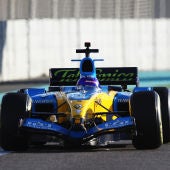Fernando Alonso regresa a bordo del Renault R25.