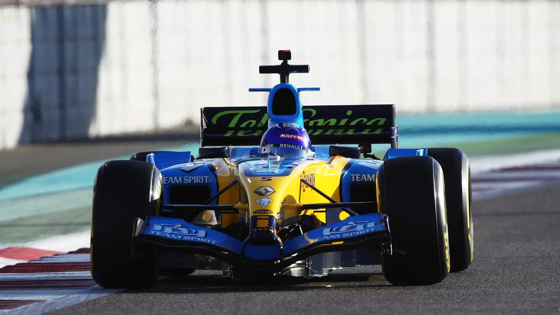 Fernando Alonso vuelve a pilotar el R25 con el que ganó su primer Mundial  de F1 en 2005
