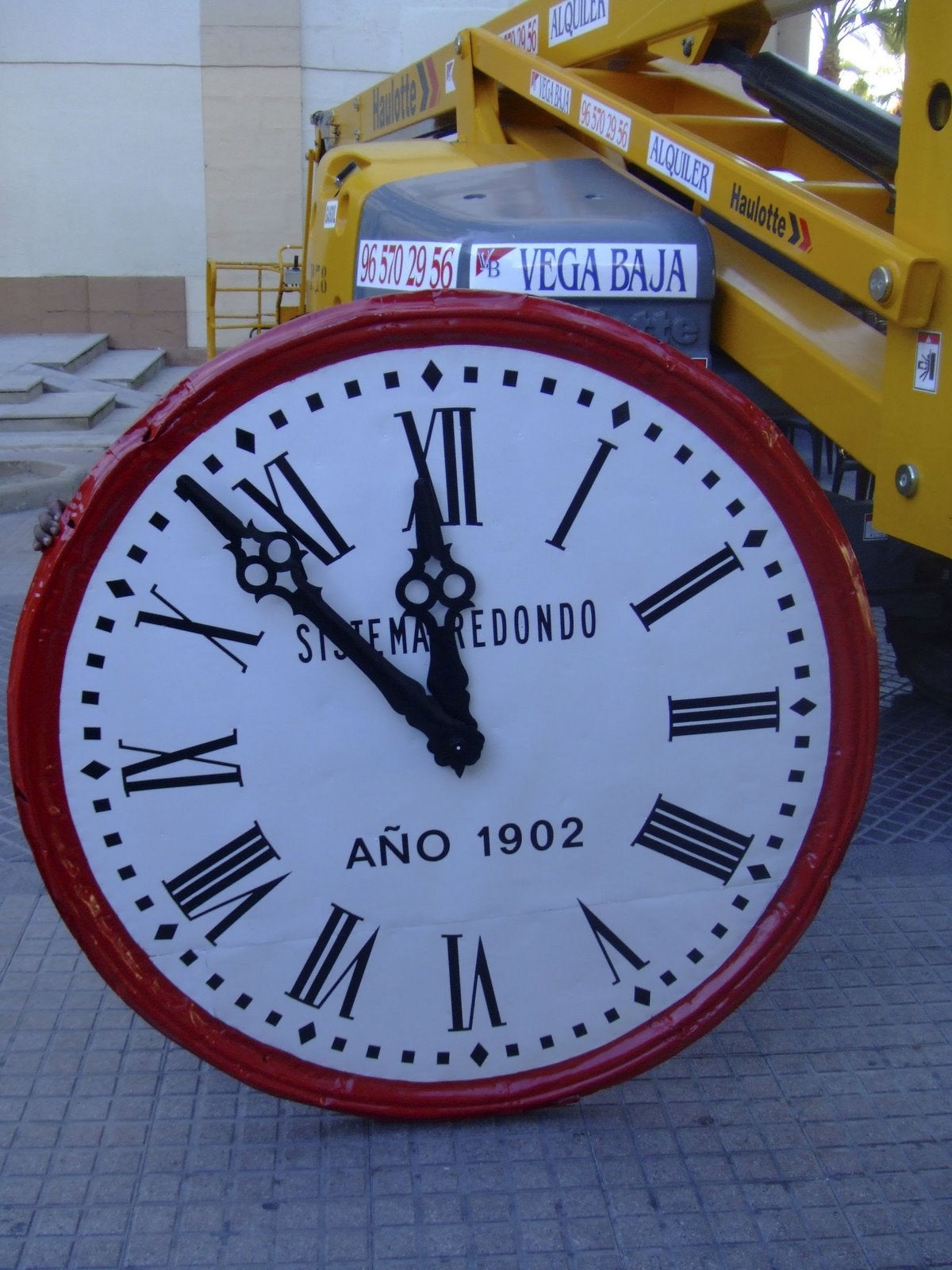 Hoy nos acercamos al reloj municipal de Almoradi con su historiador Jose Antonio Latorre Hoy nos acercamos al reloj municipal de Almoradi con su historiador Jose Antonio Latorre