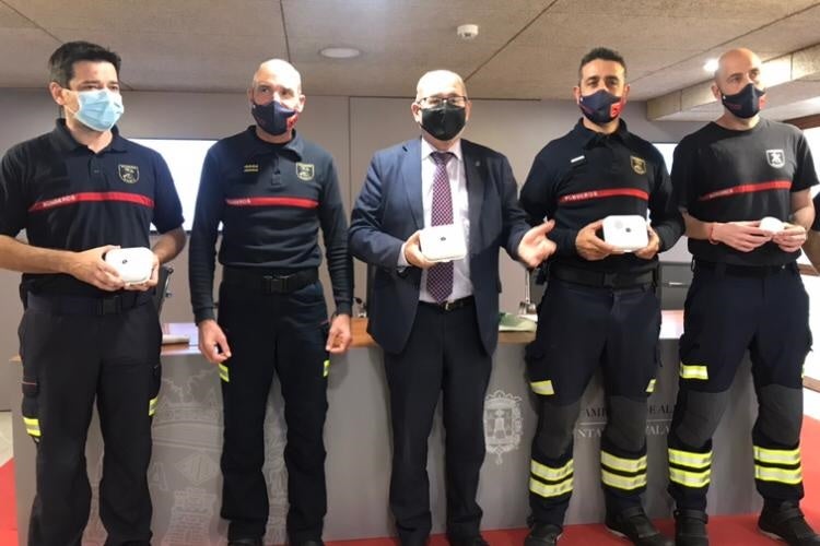 Los bomberos de Alicante promueven que se instalen detectores de humo en los hogares Los bomberos de Alicante promueven que se instalen detectores de humo en los hogares