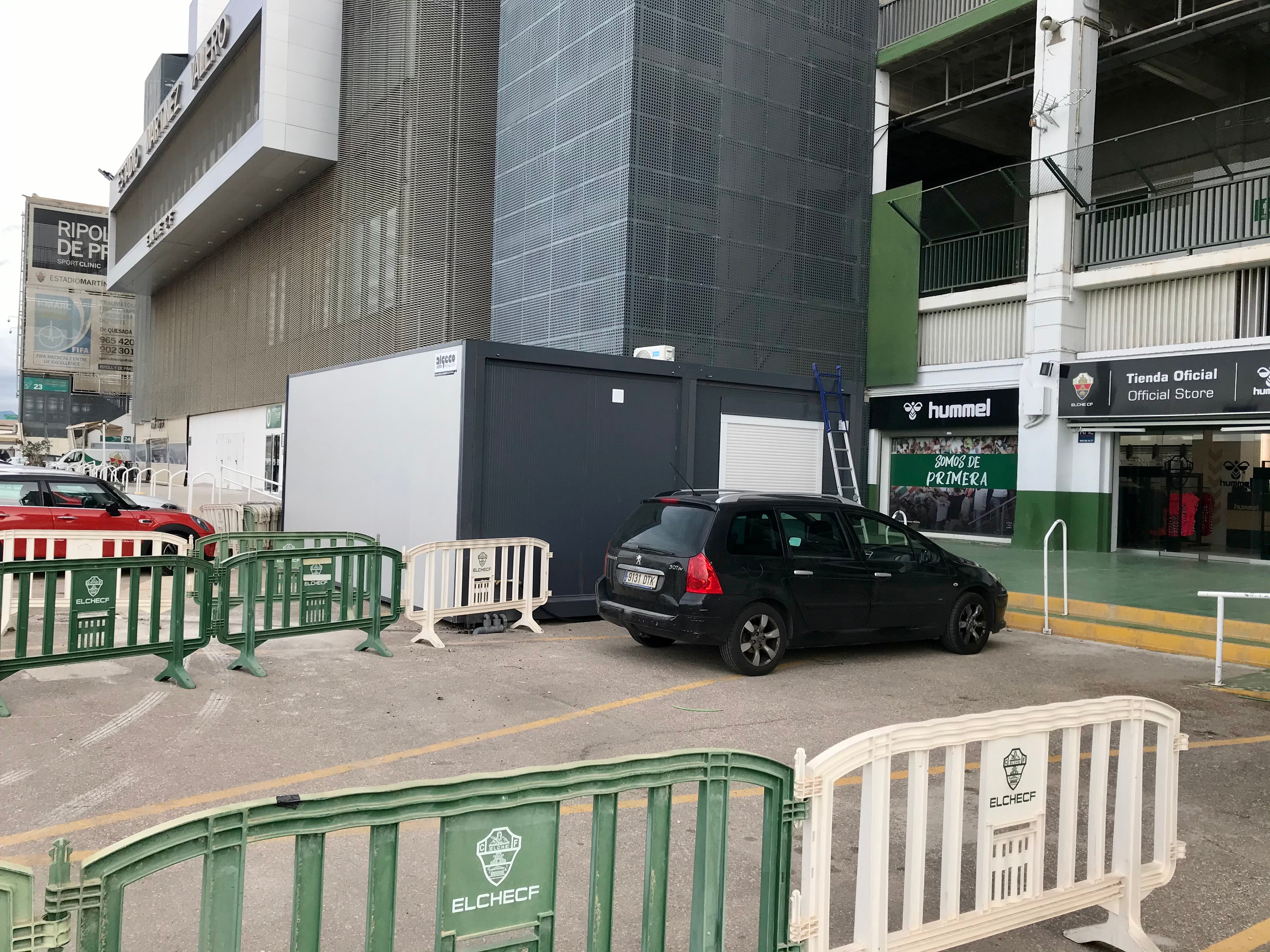 El estadio Martínez Valero estrenará dos vestuarios exteriores ante el Granada El estadio Martínez Valero estrenará dos vestuarios exteriores ante el Granada