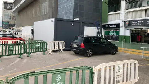 El estadio Martínez Valero estrenará dos vestuarios exteriores ante el Granada. ELCHE CF