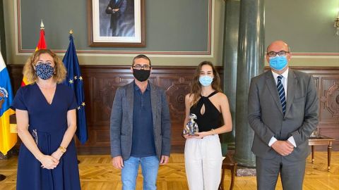 Parte del Equipo Candela recoge el premio Menina 2020