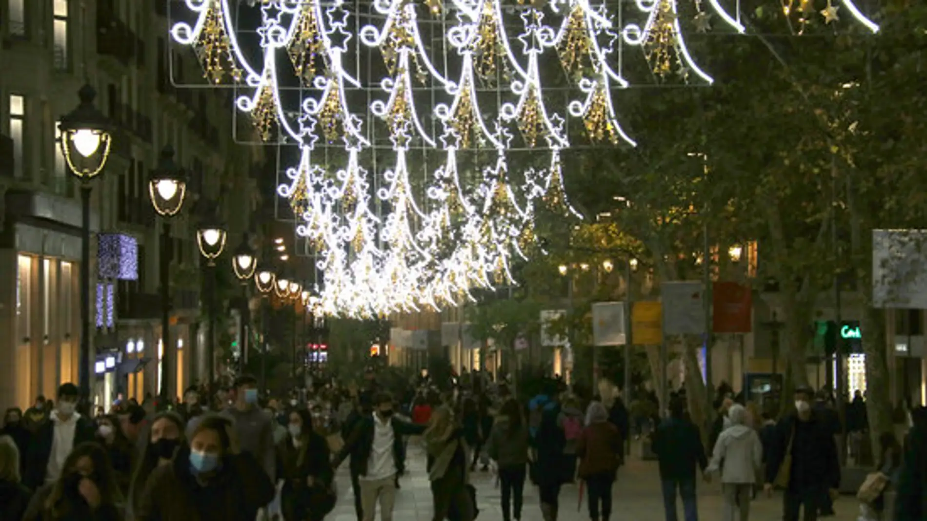 Portal del Angel de Barcelona, con las luces de Navidad encendidas