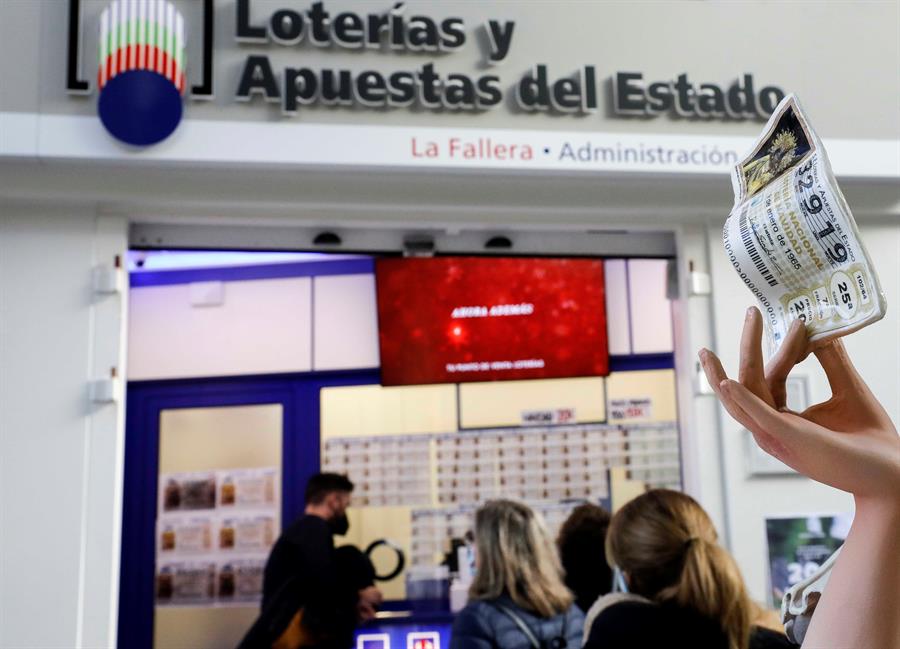 La OCU avisa: lo que nunca debes hacer al cobrar un décimo de la Lotería de Navidad La OCU avisa: lo que nunca debes hacer al cobrar un décimo de la Lotería de Navidad