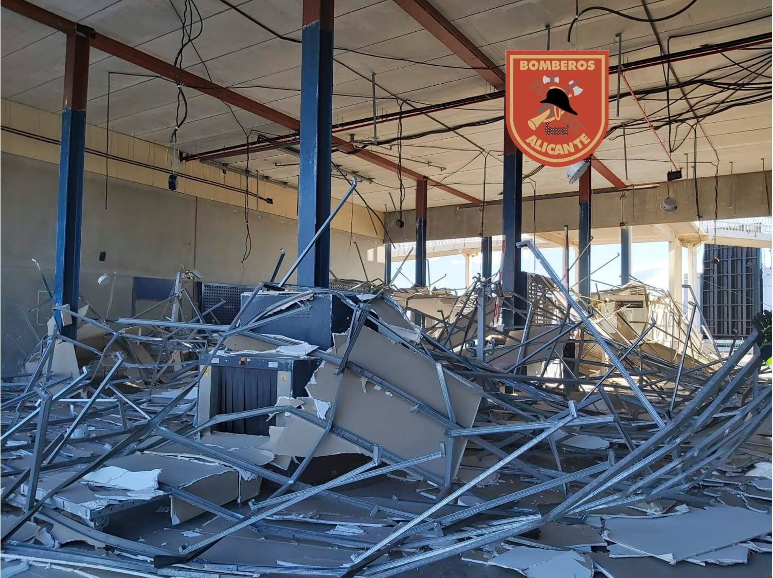 Los bomberos cierran la terminal aduanera de pasajeros del puerto al caer el falso techo Los bomberos cierran la terminal aduanera de pasajeros del puerto al caer el falso techo