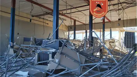 Destrozos en la terminal de pasajeros del puerto Destrozos en la terminal de pasajeros del puerto