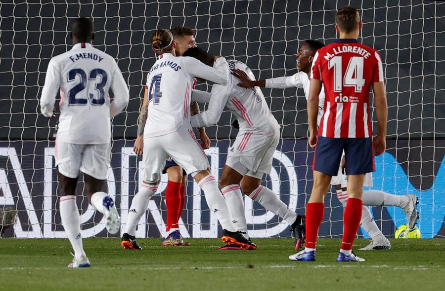 El Real Madrid somete al Atlético y aprieta la lucha por LaLiga El Real Madrid somete al Atlético y aprieta la lucha por LaLiga