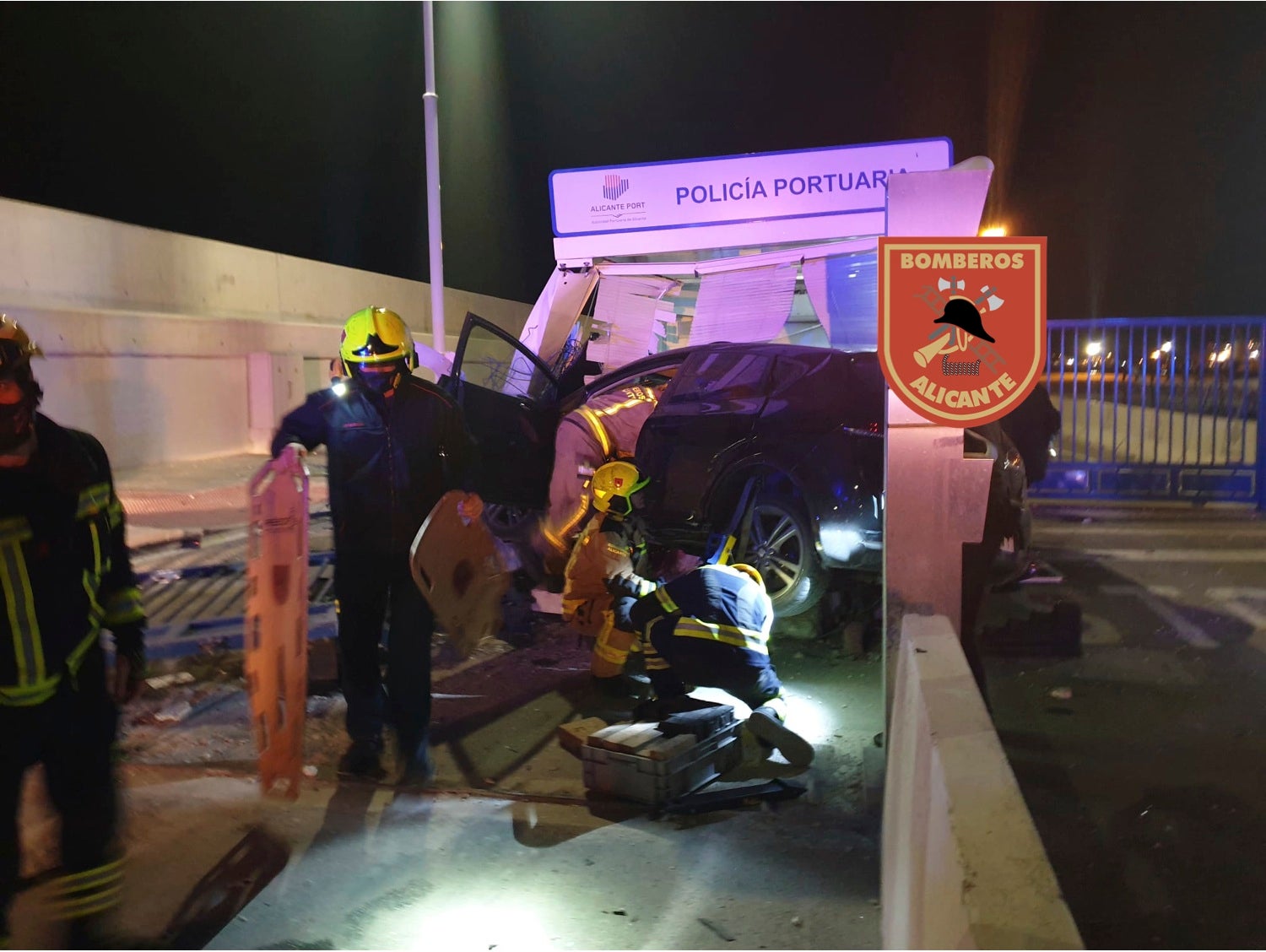 Los bomberos rescatan a un conductor atrapado tras chocar contra una caseta de la policía portuaria Los bomberos rescatan a un conductor atrapado tras chocar contra una caseta de la policía portuaria
