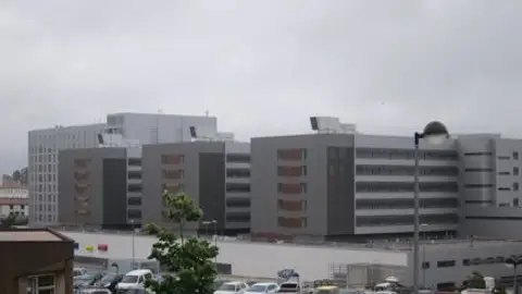 El Hospital Marqués de Valdecilla, donde el bebé continúa en observación Hospital Marqués de Valdecilla