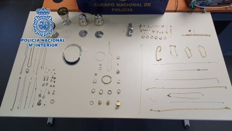 Algunas de las joyas robadas que se han recuperado en la operación policial. Algunas de las joyas robadas que se han recuperado en la operación policial.