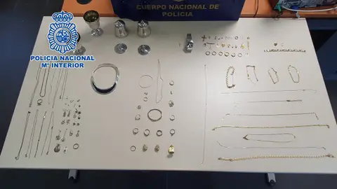 Algunas de las joyas robadas que se han recuperado en la operación policial. Algunas de las joyas robadas que se han recuperado en la operación policial.