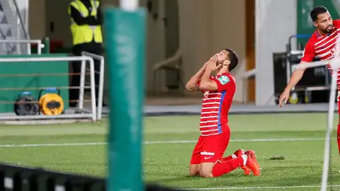 El delantero colombiano del Granada Luis Javier Suarez celebra su gol ante el Elche El delantero colombiano del Granada Luis Javier Suarez celebra su gol ante el Elche
