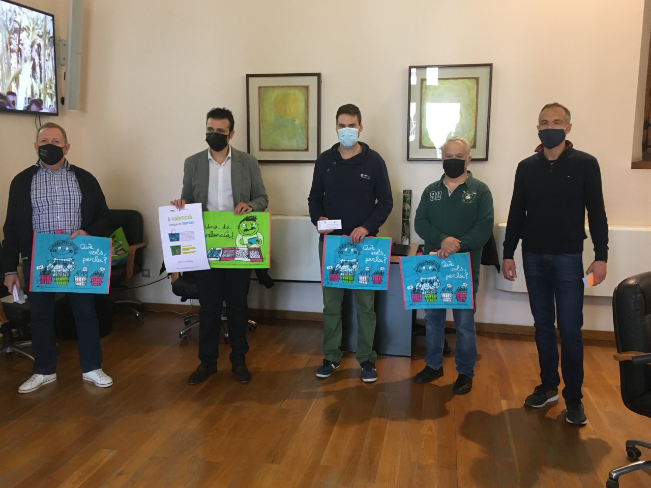 El Ayuntamiento presenta la campaña navideña para incentivar el consumo en los mercados municipales El Ayuntamiento presenta la campaña navideña para incentivar el consumo en los mercados municipales