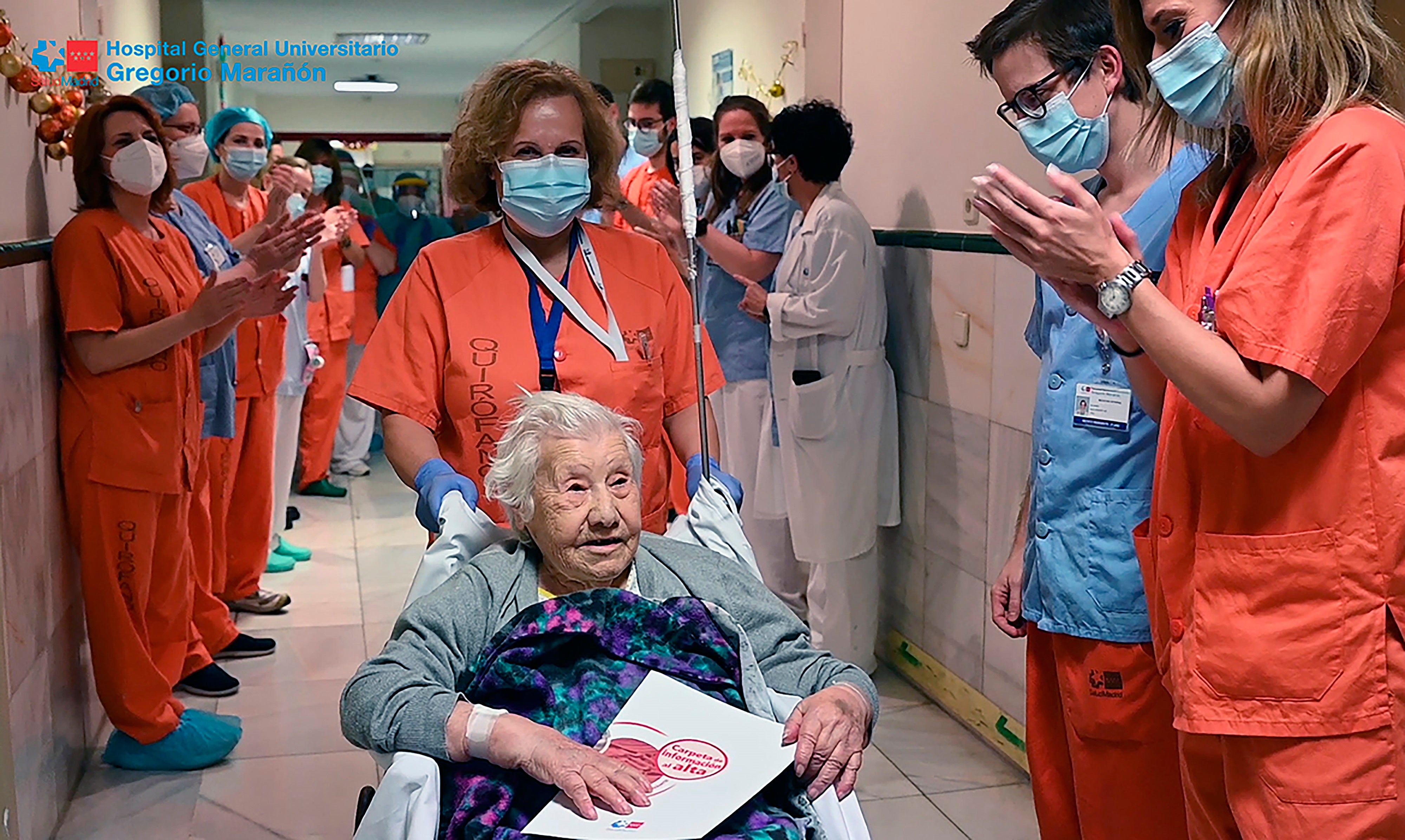Dr. Álvaro Alejandre: "Elena es la paciente centenaria que mejor ha salido" Dr. Álvaro Alejandre: "Elena es la paciente centenaria que mejor ha salido"