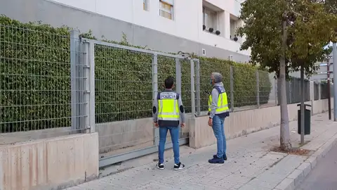 Agentes de la Policía Nacional en Elche. Agentes de la Policía Nacional en Elche.