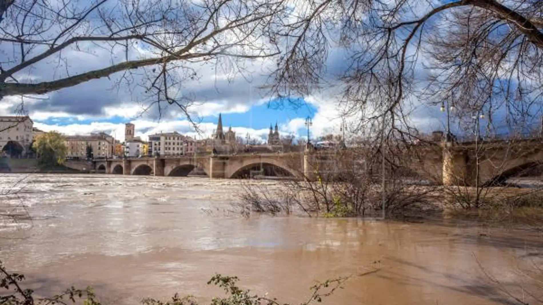 La crecida del Ebro por Zaragoza