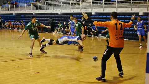 Los torrevejenses pierden ante su público por 23 - 26 en un partido en el que el equipo de Antonio Cámeron no supo sufrir ante los ilicitanos Balonmano