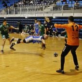 Los torrevejenses pierden ante su público por 23 - 26 en un partido en el que el equipo de Antonio Cámeron no supo sufrir ante los ilicitanos 