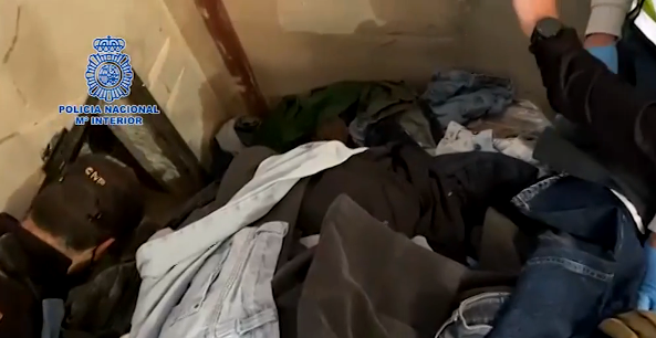 La Policía Nacional localiza en una empresa textil un zulo donde encerraban a personas explotadas laboralmente La Policía Nacional localiza en una empresa textil un zulo donde encerraban a personas explotadas laboralmente