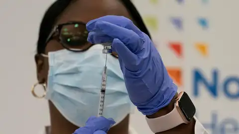 La Dr. Michelle Chester extrae la vacuna covid-19 en una jeringa en el Centro Médico Judío de Long Island para inocular a un trabajador médico con la primera vacuna en el distrito de Queens de Nueva York, Nueva York, EE.UU La Dr. Michelle Chester extrae la vacuna covid-19 en una jeringa en el Centro Médico Judío de Long Island para inocular a un trabajador médico con la primera vacuna en el distrito de Queens de Nueva York, Nueva York, EE.UU
