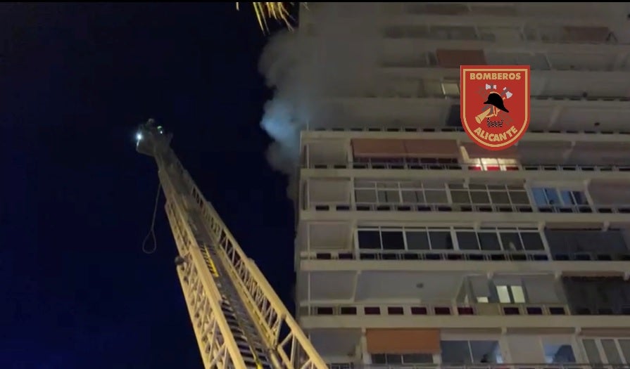 Los bomberos rescatan a una mujer de noventa y dos años tras incendiarse una vivienda en Alicante Los bomberos rescatan a una mujer de noventa y dos años tras incendiarse una vivienda en Alicante