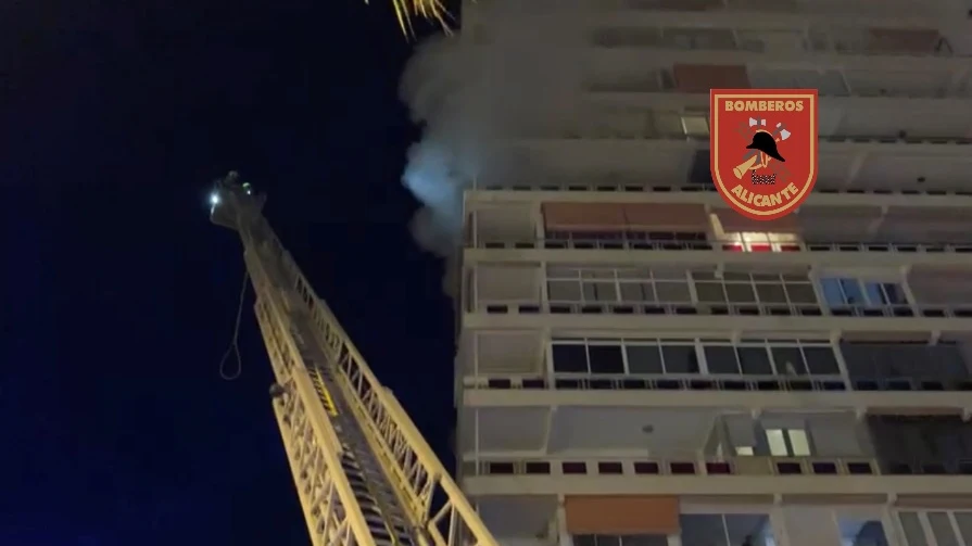 Los bomberos emplean la autoescalera Los bomberos emplean la autoescalera