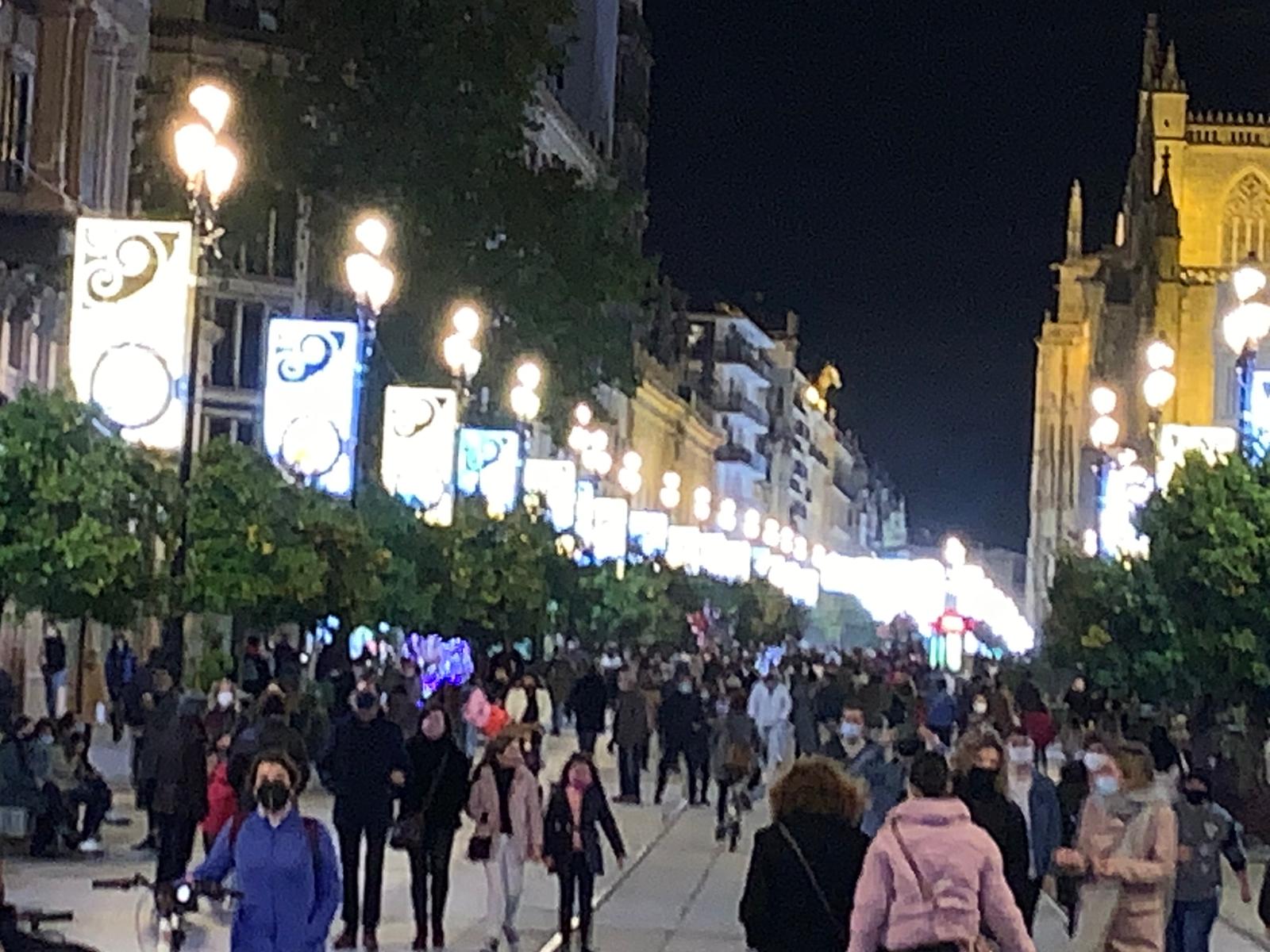 El ayuntamiento de Sevilla modulará el horario del alumbrado navideño en la capital para evitar aglomeraciones El ayuntamiento de Sevilla modulará el horario del alumbrado navideño en la capital para evitar aglomeraciones