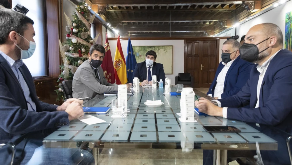 Reunión entre la Diputación de Alicante, regantes y el gobierno de la Región de Murcia.