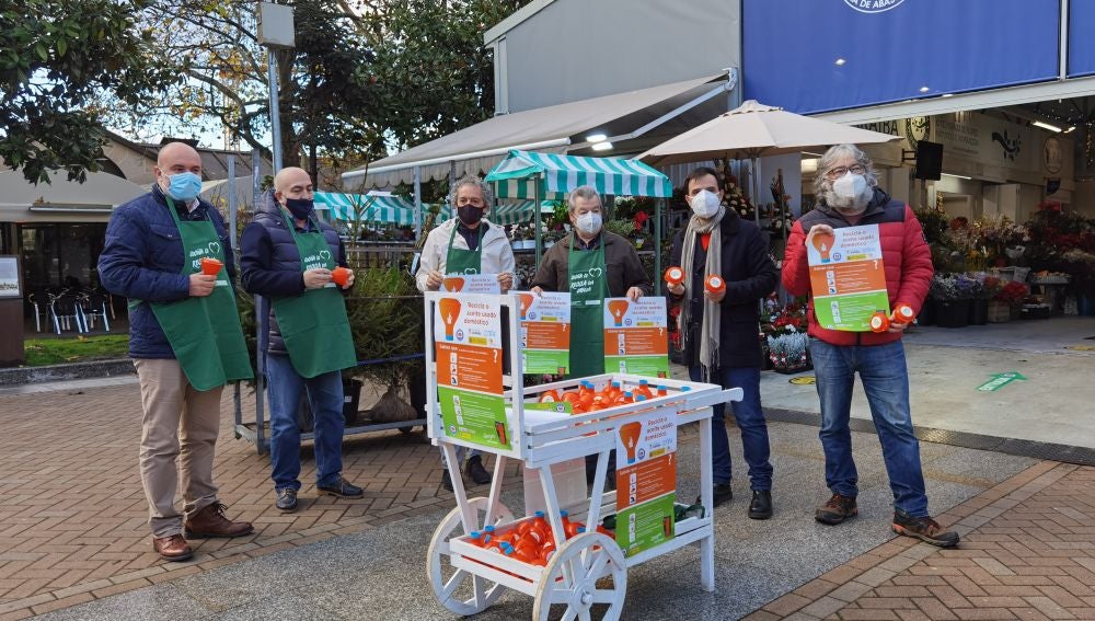 O Concello e os comerciantes da Praza de Abastos únense para incentivar a reciclaxe de aceite usado