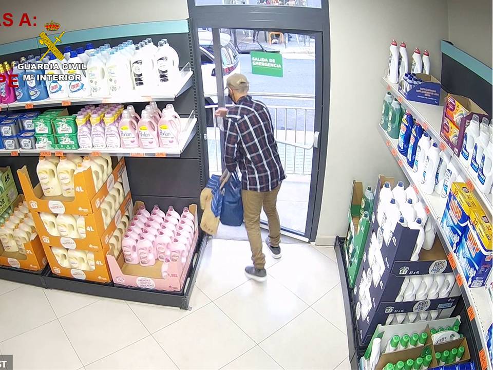 Detenido un hombre por robar 1500 productos gourmet en supermercados de Elche, Monóvar, Novelda y Aspe Detenido un hombre por robar 1500 productos gourmet en supermercados de Elche, Monóvar, Novelda y Aspe