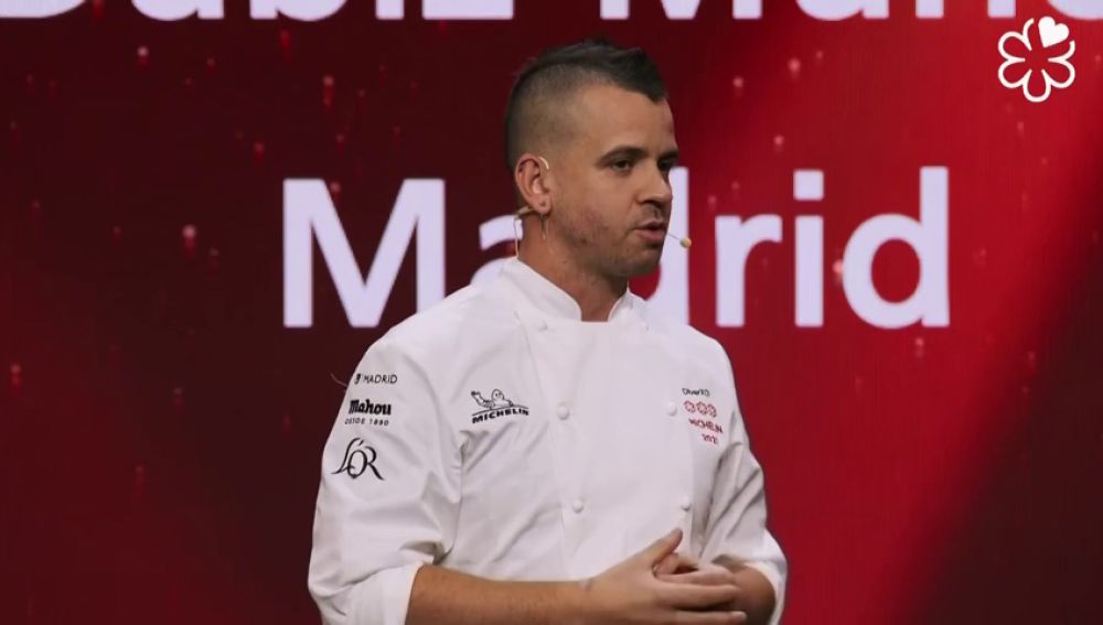 Dabiz Muñoz sigue la tradición: Así le queda el vestido de Año Nuevo de Cristina Pedroche Dabiz Muñoz sigue la tradición: Así le queda el vestido de Año Nuevo de Cristina Pedroche