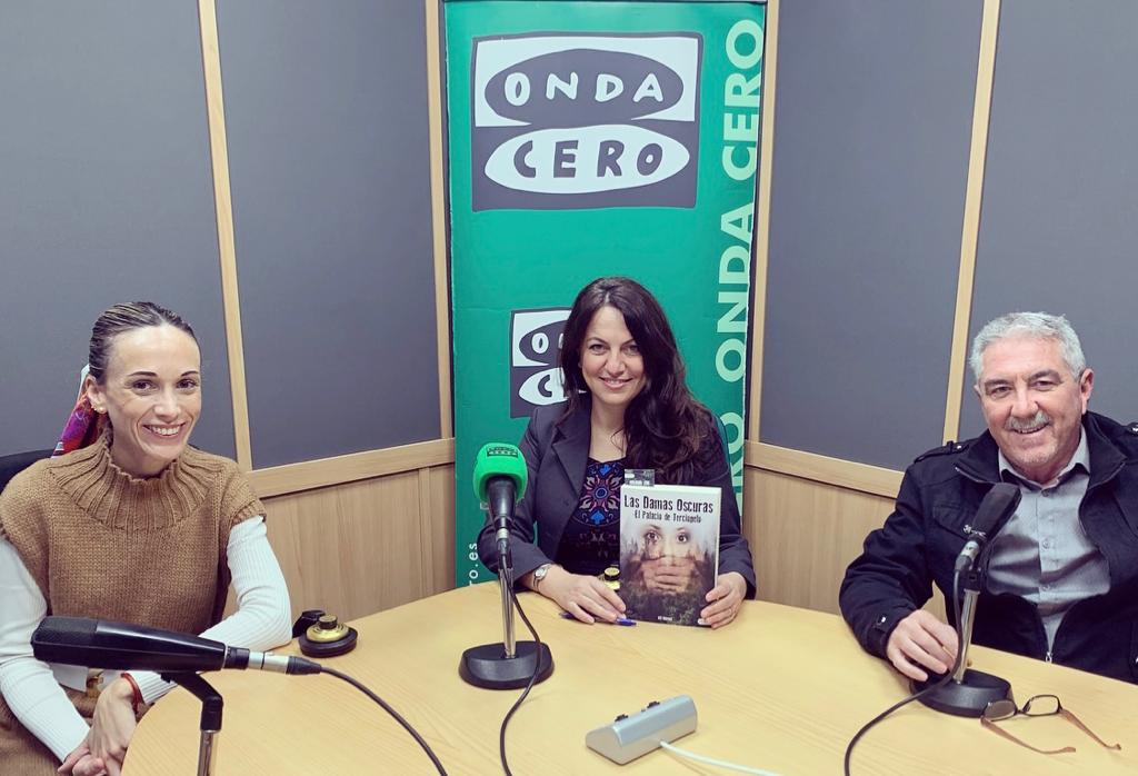 Intriga, erotismo y oscuros secretos conforman la ópera prima literaria de la periodista alicantina María José Marcos Intriga, erotismo y oscuros secretos conforman la ópera prima literaria de la periodista alicantina María José Marcos