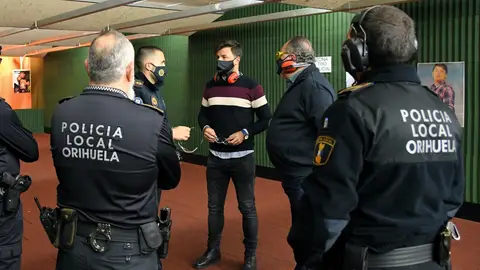Ayer comenzaron los Policías Locales de Orihuela a realizar las prácticas de tiro policial en la galería ubicada en las dependencias municipales de la Policía Local Policia