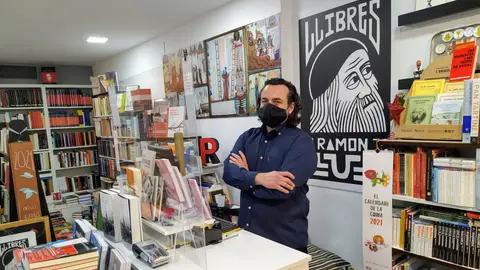 Àlex Volney, copropietario junto a Joana Berber de Llibres Ramon Llull en las Galerias Els Geranis de Palma Àlex Volney, copropietario junto a Joana Berber de Llibres Ramon Llull en las Galerias Els Geranis de Palma