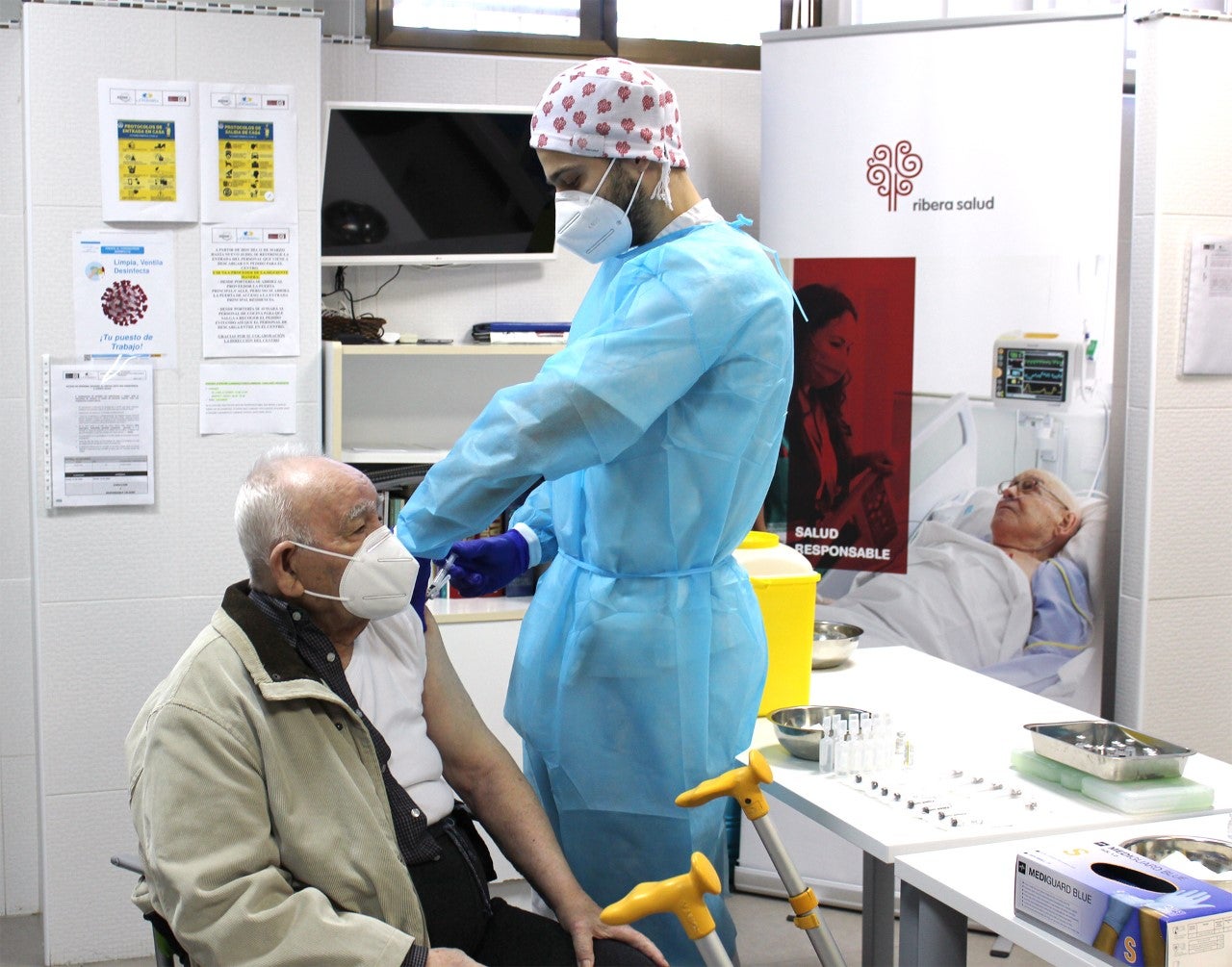 César Adsuar, de 90 años y residente 'La Purísima' de Crevillent, primer ciudadano de las áreas de salud de Elche en recibir la vacuna contra la covid-19 César Adsuar, de 90 años y residente 'La Purísima' de Crevillent, primer ciudadano de las áreas de salud de Elche en recibir la vacuna contra la covid-19
