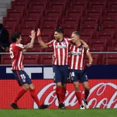 Luis Suárez celebra un gol con Llorente y Savic