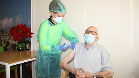 Constantino González, de 98 años, primer vacunado en Cuenca Constantino González, de 98 años, primer vacunado en Cuenca