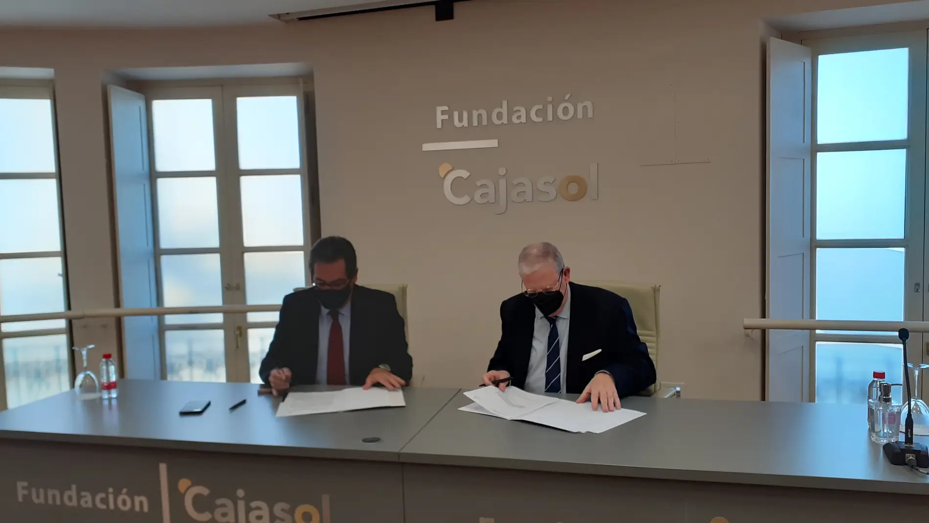 El Presidente de la Fundación Cajasol firma el convenio junto al Presidente del Consejo de Hermandades y Cofradías