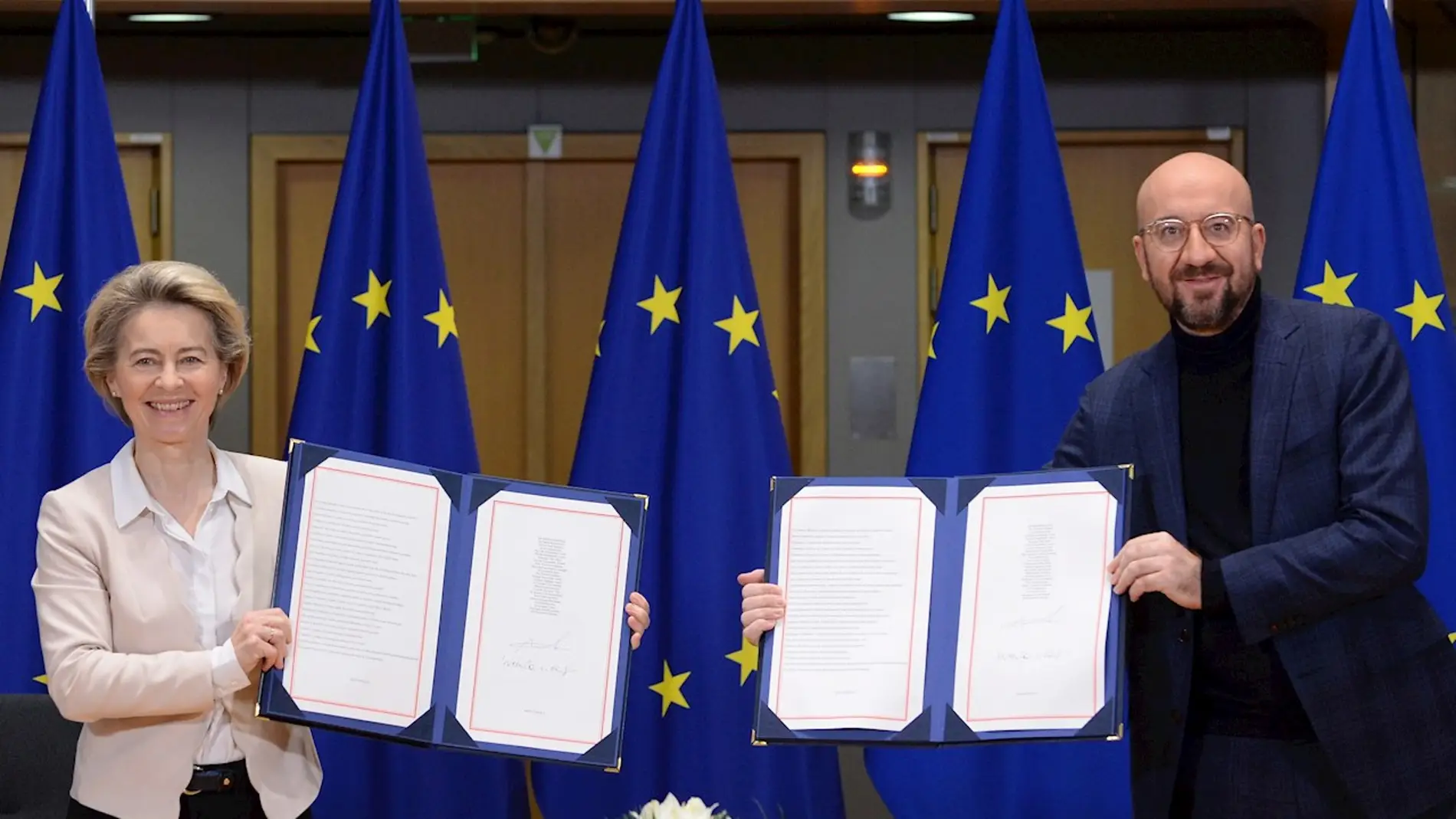 La presidenta de la Comisión Europea, Ursula von der Leyen, y el presidente del Consejo Europeo, Charles Michel, firman los tres tratados que regularán la relación entre la UE y el RU