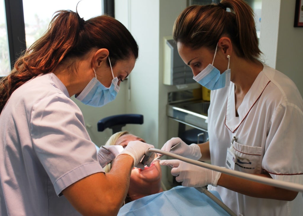 La consulta presta servicio de Odontopediatría e Higiene Dental para niños hasta 14 años y Odontología para pacientes a partir de los 14 años La consulta presta servicio de Odontopediatría e Higiene Dental para niños hasta 14 años y Odontología para pacientes a partir de los 14 años