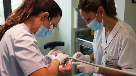 La consulta presta servicio de Odontopediatría e Higiene Dental para niños hasta 14 años y Odontología para pacientes a partir de los 14 años Hospital