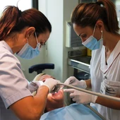 La consulta presta servicio de Odontopediatría e Higiene Dental para niños hasta 14 años y Odontología para pacientes a partir de los 14 años La consulta presta servicio de Odontopediatría e Higiene Dental para niños hasta 14 años y Odontología para pacientes a partir de los 14 años