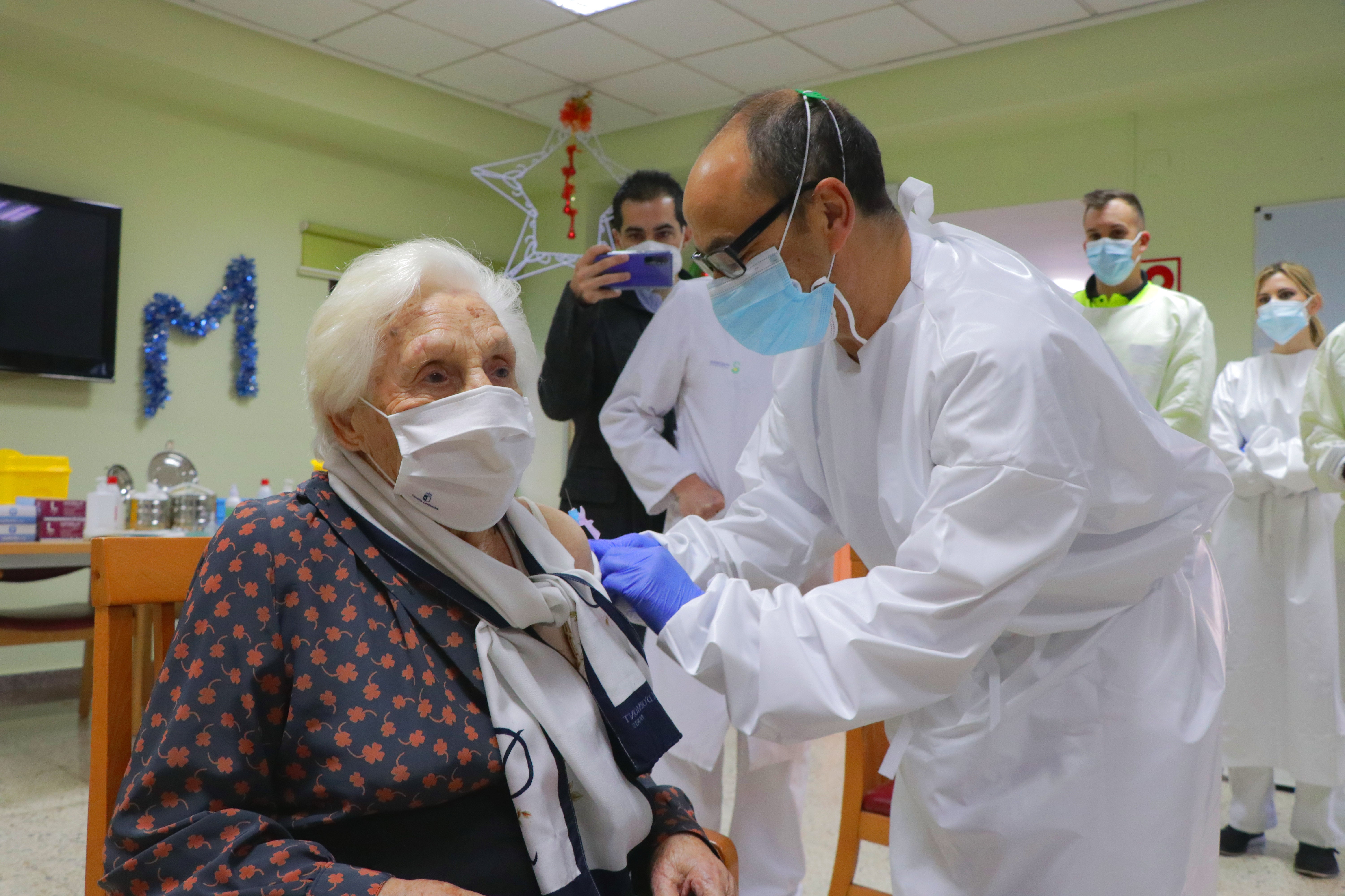 Magdalena Acosta, de 100 años, primera ciudadrealeña en ser vacunada contra el Covid-19 Magdalena Acosta, de 100 años, primera ciudadrealeña en ser vacunada contra el Covid-19