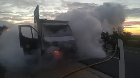 Camiones y furgonetas se han visto implicados en muchos de los siniestros, como en este incendio en la A-3 en Motilla del Palancar el pasado 21 de diciembre Camiones y furgonetas se han visto implicados en muchos de los siniestros, como en este incendio en la A-3 en Motilla del Palancar el pasado 21 de diciembre